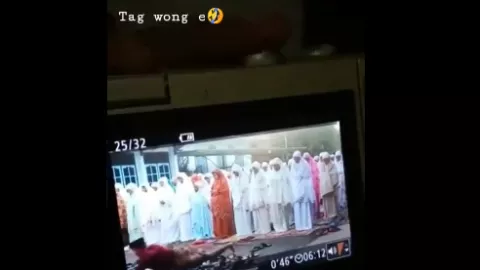 Video Pemuda Jatuh Nyusruk Sebab Ketinggalan Salat Idul Adha - GenPI.co