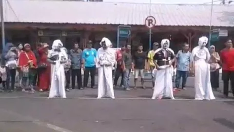 Hah, Ada Pocong Balap Karung di Terminal Kalideres - GenPI.co