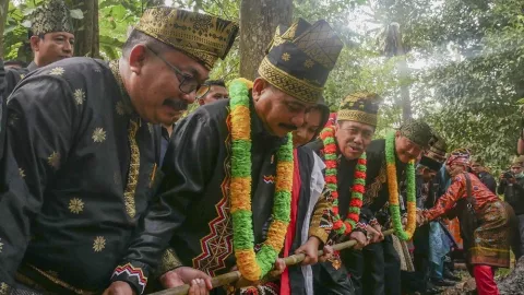 Maelo Jalur, Ritual menyeret Batang Kayu di Kuansing, Riau - GenPI.co