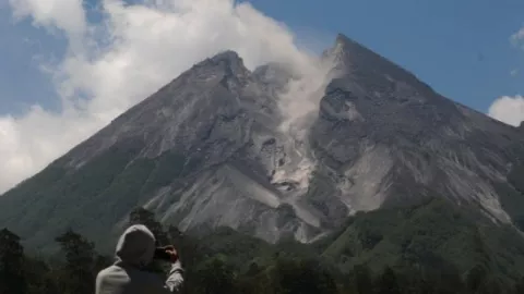 Gunung Merapi Keluarkan Awan Panas, Ini Imbauan BNPB - GenPI.co