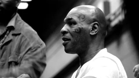 Terpuruk 16 Tahun, Petinju Mike Tyson Kini Berjaya Berkat Ganja - GenPI.co