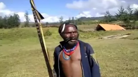Kepala Suku Ilaga di Puncak Papua Nyanyikan Lagu Perjuangan - GenPI.co