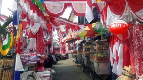 Mengais Rezeki Penjual Atribut 17 Agustus di Pasar Jatinegara - GenPI.co