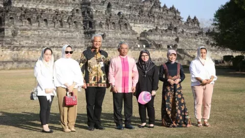 Ditemani Ganjar, Raja Malaysia Piknik di Candi Borobudur - GenPI.co