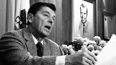 Ronald Reagan: Diplomat Afrika, Monyet yang Tak Nyaman Bersepatu - GenPI.co