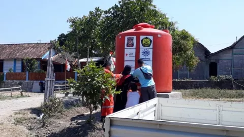 Relawan Cepu Blora Dirikan Tandon Air di Lokasi Kekeringan - GenPI.co