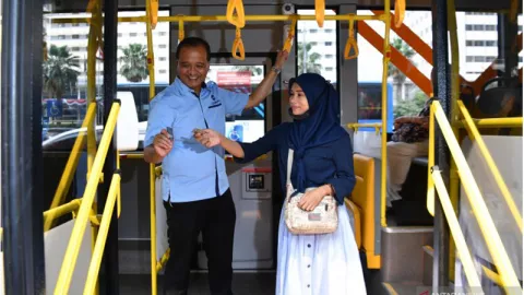TransJakarta Bakal Gunakan Alat Pembayaran Tap On Bus - GenPI.co