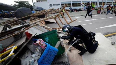 Polisi Hong Kong Tangkap 25 Orang Pengunjuk Rasa - GenPI.co