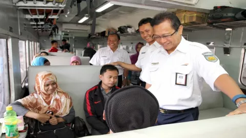 Viral, Bule Jerman Keliling Indonesia Naik Kereta Api - GenPI.co