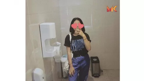 Remaja Selfie di Toilet Mal, Tak Sadar Ada Penampakan Hantu - GenPI.co