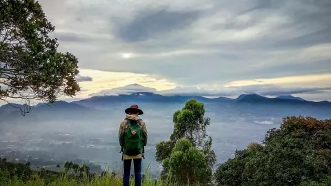 Spot Wisata Bandung ini Tempatnya Belajar Mendaki - GenPI.co