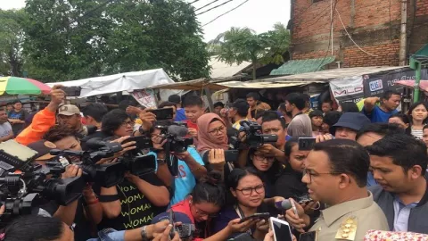 Warga Korban Banjir Curhat, Anies Baswedan Bilang Sabar... - GenPI.co
