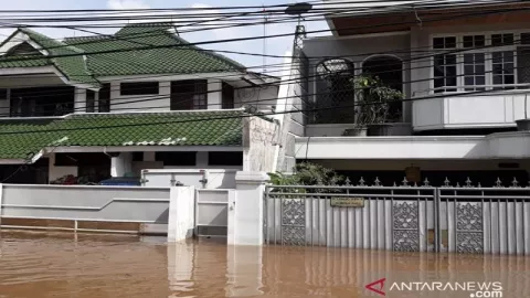 Rumah Mewah di Green Garden Masih Terendam Banjir 1,5 Meter - GenPI.co