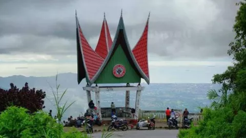 Melihat Indahnya Kota Padang dari Ketinggian Sitinjau Lauik - GenPI.co