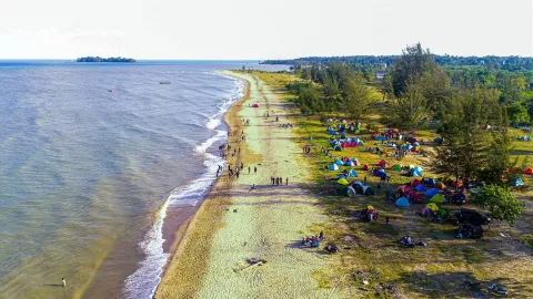 Camping di Pinggir Laut di Pantai Batakan Baru, Dijamin Seru    - GenPI.co