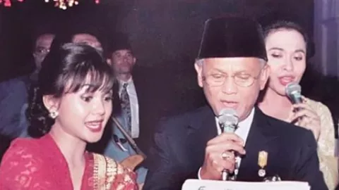 Bak Mahluk Abadi, Wajah Yuni Shara Tak Berubah Dari 22 Tahun Lalu - GenPI.co