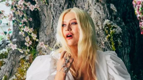 Christina Aguilera Nyanyikan Ulang OST Film Mulan - GenPI.co