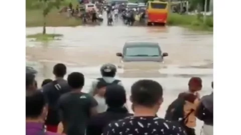 Viral, Mobil Angkot Terobos Banjir - GenPI.co