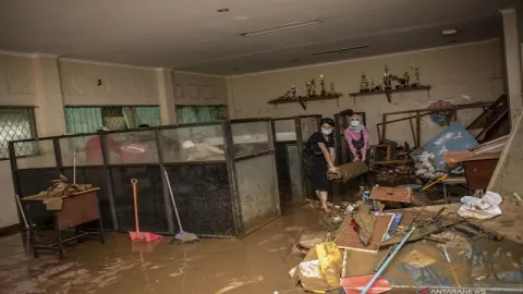 Siswa SMA 8 Jakarta Bersihkan Sekolahan yang Terendam Banjir - GenPI.co