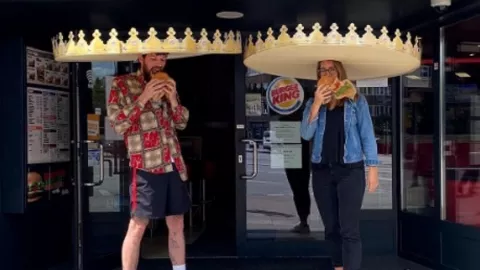 Agar Pembeli Jaga Jarak, Burger King Bagikan Topi Unik Superlebar - GenPI.co