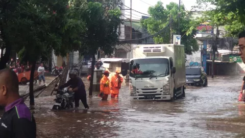 H2 Banjir Jakarta, Akses Jalan Meruya Ilir Putus di Kebon Jeruk - GenPI.co