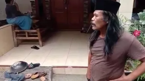 Pak RT Kesal, Kerumunan Emak-emak Dilempari Wajan Sampai Bubar - GenPI.co