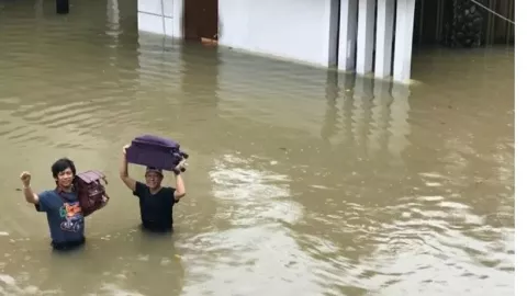 Banjir Jakarta, Rian D’Masiv Panggul Tas di Tengah Air Sepinggang - GenPI.co