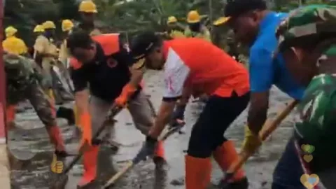 Anies Berjibaku Tangani Banjir: Terobos Hujan dan Pegang Sekop - GenPI.co