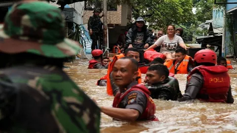 Presiden Jokowi Perintahkan Anies Atasi Banjir Jakarta - GenPI.co