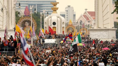 Raja dan PM Thailand di Ujung Tanduk, Pedemo Makin Nekat Beraksi - GenPI.co