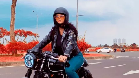 Aura Kasih Unggah Video Naik Motor, Netizen: Ratu Jalanan - GenPI.co