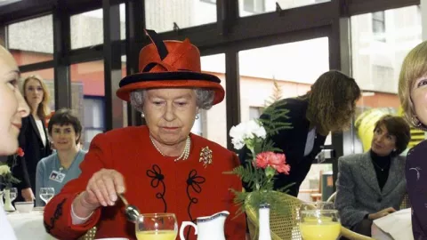 Ratu Elizabeth Suka Makan Apa Sih? Mantan Kokinya Beri Bocoran - GenPI.co