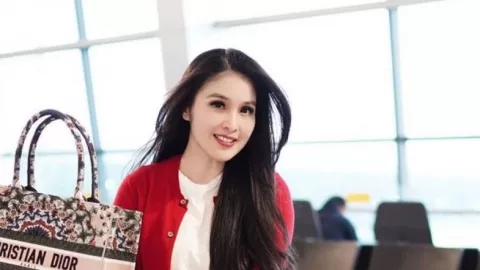 Rayakan Imlek! Intip 5 Outfit Ala Sandra Dewi dengan Nuansa Merah - GenPI.co