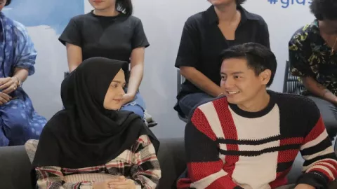 Roger Danuarta dan Cut Meyriska, Adu Akting Film Berhenti di Kamu - GenPI.co