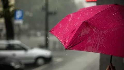BMKG Prediksi Jakarta Diguyur Hujan Seharian,  Banjir Nggak Yah? - GenPI.co