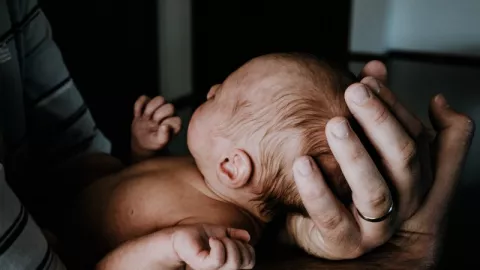 3 Fakta Menarik Bayi Baru Lahir, Ternyata Punya 300 Tulang - GenPI.co