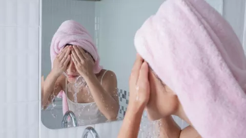 Kenapa Mencuci Muka Sebelum Tidur Wajib Dilakukan? - GenPI.co