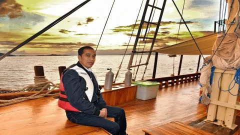 Keren, Jokowi Naik Kapal Pinisi di Labuan Bajo  - GenPI.co