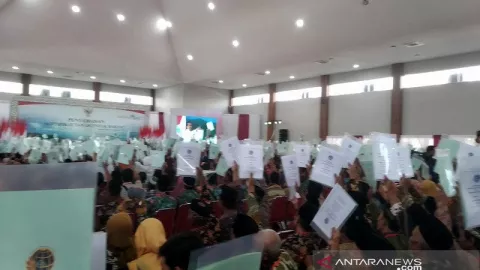 Jokowi Bagikan 2.000 Sertifikat di Yogyakarta, Warga: Matur suwun - GenPI.co