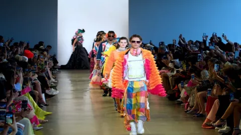 Bangga, Busana Karung Terigu Mejeng di New York Fashion Week - GenPI.co