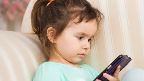 Berapa Lama Anak Boleh Bermain Smartphone? - GenPI.co