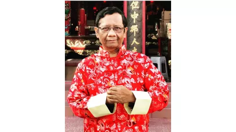 Keren! Netizen Puji Mahfud MD Pakai Baju Changshan Merah Menyala - GenPI.co