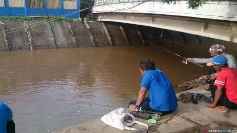 Pintu Air Manggarai Jadi Tempat Wisata Mancing Dadakan - GenPI.co