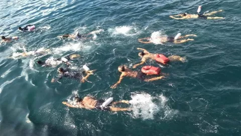 Top! Puluhan Marinir Gembleng Menyeberangi Selat Lembeh Bitung - GenPI.co