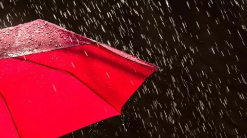 Hujan saat Imlek Dipercaya Bawa Keberuntungan, Nih Penjelasannya - GenPI.co