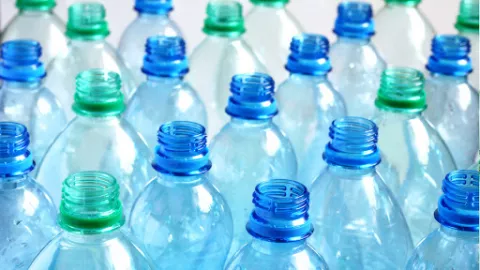 Nggak Nyangka, Botol Plastik Bekas Bisa Jadi Benda Berikut - GenPI.co