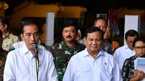 Prabowo Subianto Tampak Sedih di Samping Jokowi - GenPI.co