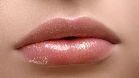 3 Produk Lip Gloss yang Bisa Bikin Bibir Lembap Plus Sehat - GenPI.co