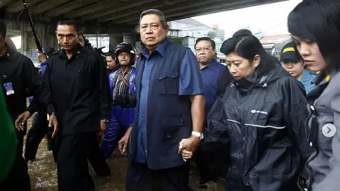 Romantis, Pak SBY dan Bu Ani Gandengan Terjang Banjir - GenPI.co