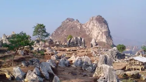 Sambangi Wisata Bandung Stone Garden, Seolah Balik ke Zaman Batu - GenPI.co